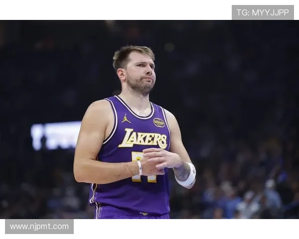 NBA最新动态：詹姆斯领衔湖人力克勇士 东契奇三双带领独行侠逆转胜利